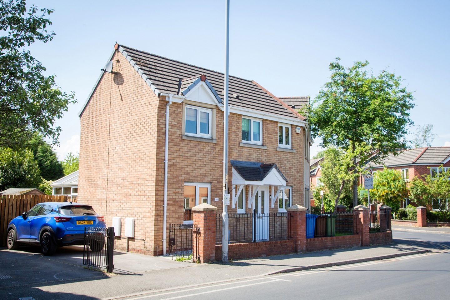 3 Bed Detached House, Rolls Crescent, M15 photo 5