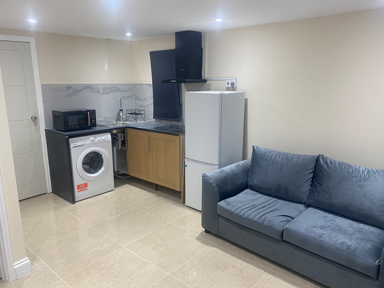 London - 2 Bed Flat, Roding Lane North, IG8 - To Rent Now for £1,400.00 p/m