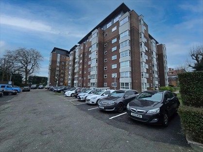 3 Bed Flat, Raffles House, NW4