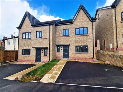 4 Bed Semi-Detached House, Micklehurst Road, OL5