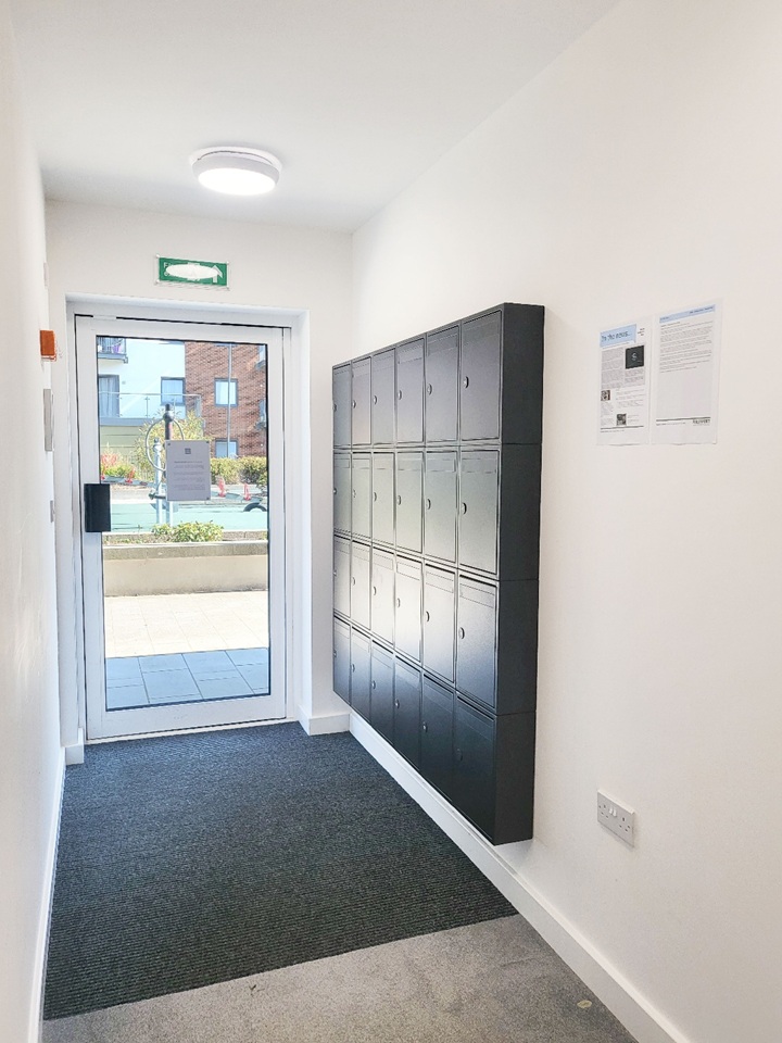 2 Bed Flat, John Thornycroft Road, SO19 photo 3