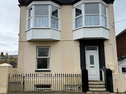 3 Bed Semi-Detached House, Castle Street, PO33