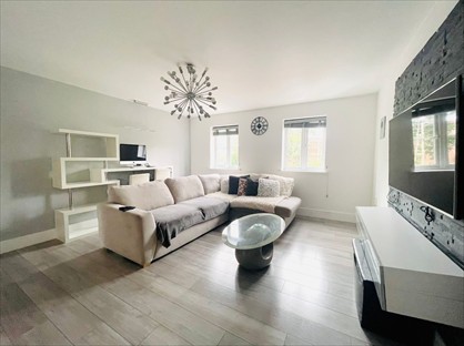 2 Bed Flat, Summer Court, RG41