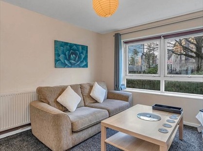 1 Bed Flat, Holyrood Road, EH8