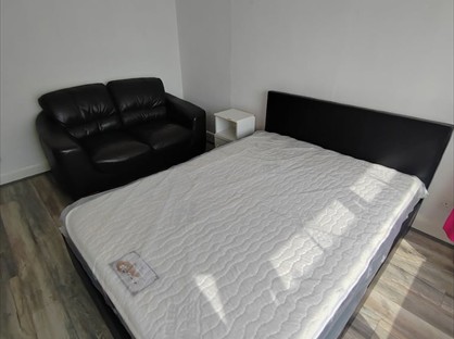 Room in a Shared House, Central Avenue, TW3