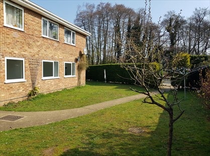 2 Bed Flat, Chalet Hill, GU35