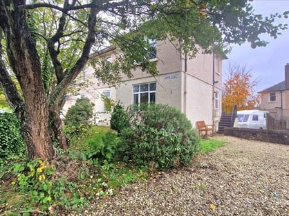 2 Bed Flat, Grove Street, FK6