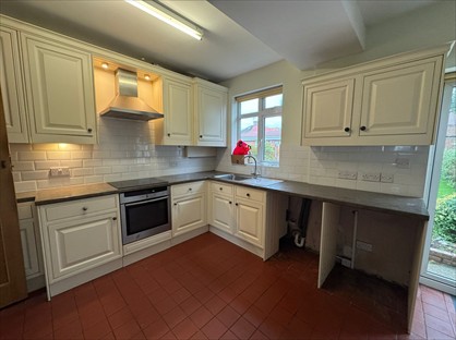 4 Bed Semi-Detached House, Somerset Waye, TW5