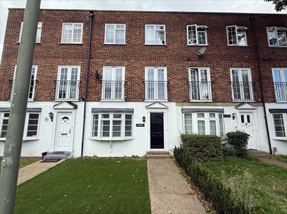 4 Bed Terraced House, White Rose Lane, GU22