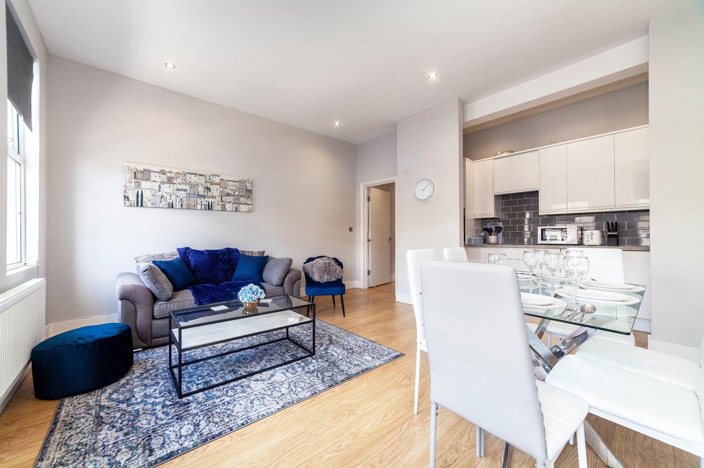 2 Bed Flat, North End Road, SW6 photo 2
