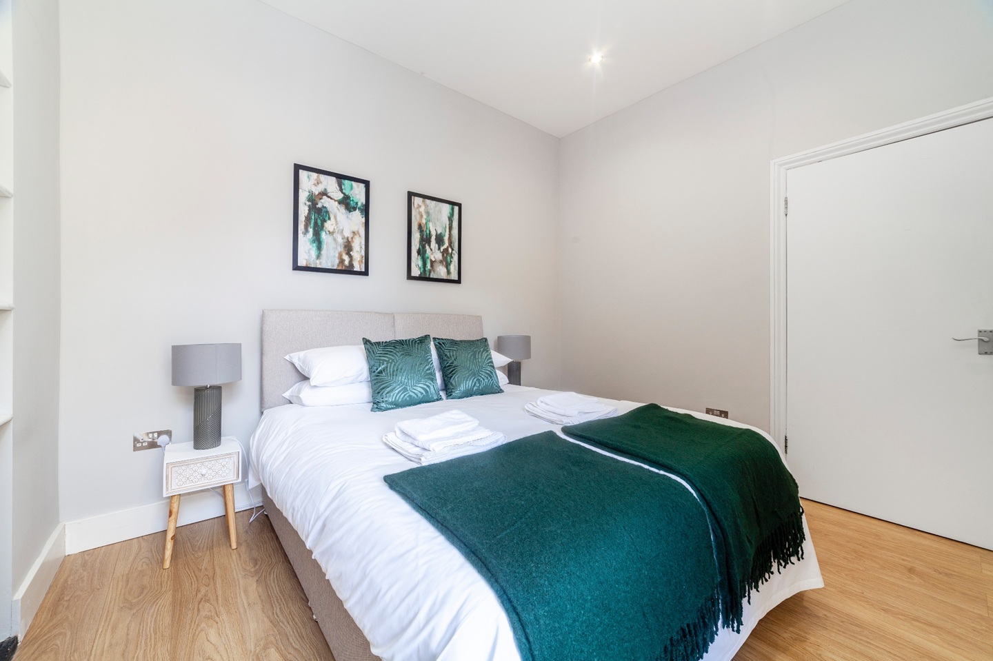 2 Bed Flat, North End Road, SW6 photo 5