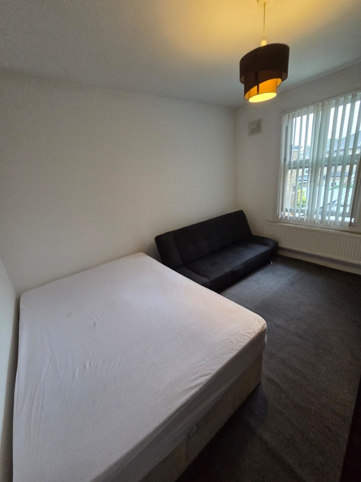 London - Room in a Shared House, Idmiston Road, E15 - To Rent Now for £ ...