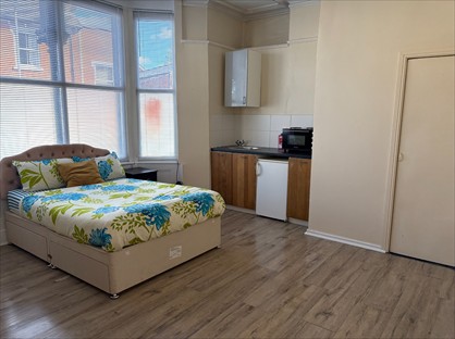 Studio Flat, Merridale Crescent, WV3