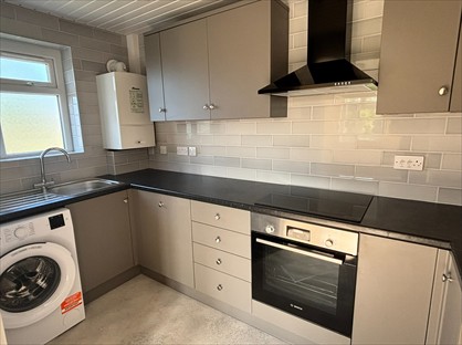 3 Bed Flat, St. Johns Drive, KT12