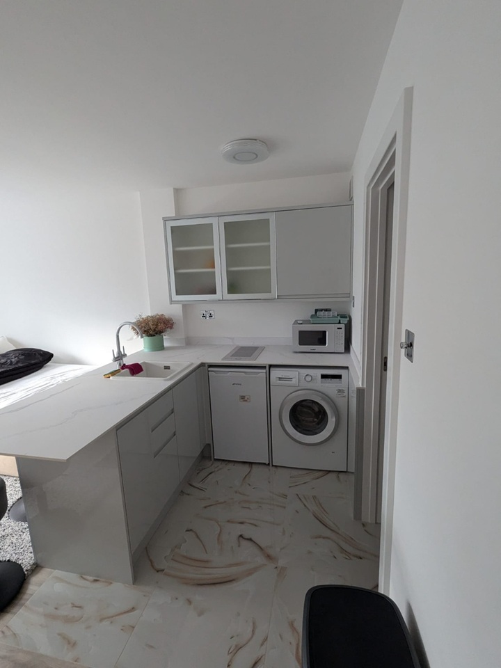 Studio Flat, Russell Court, WC1H, N1 7GU photo 2