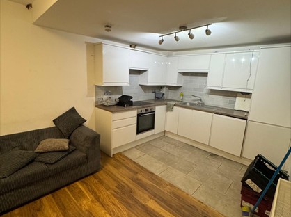 2 Bed Flat, Gosbrook Road, RG4