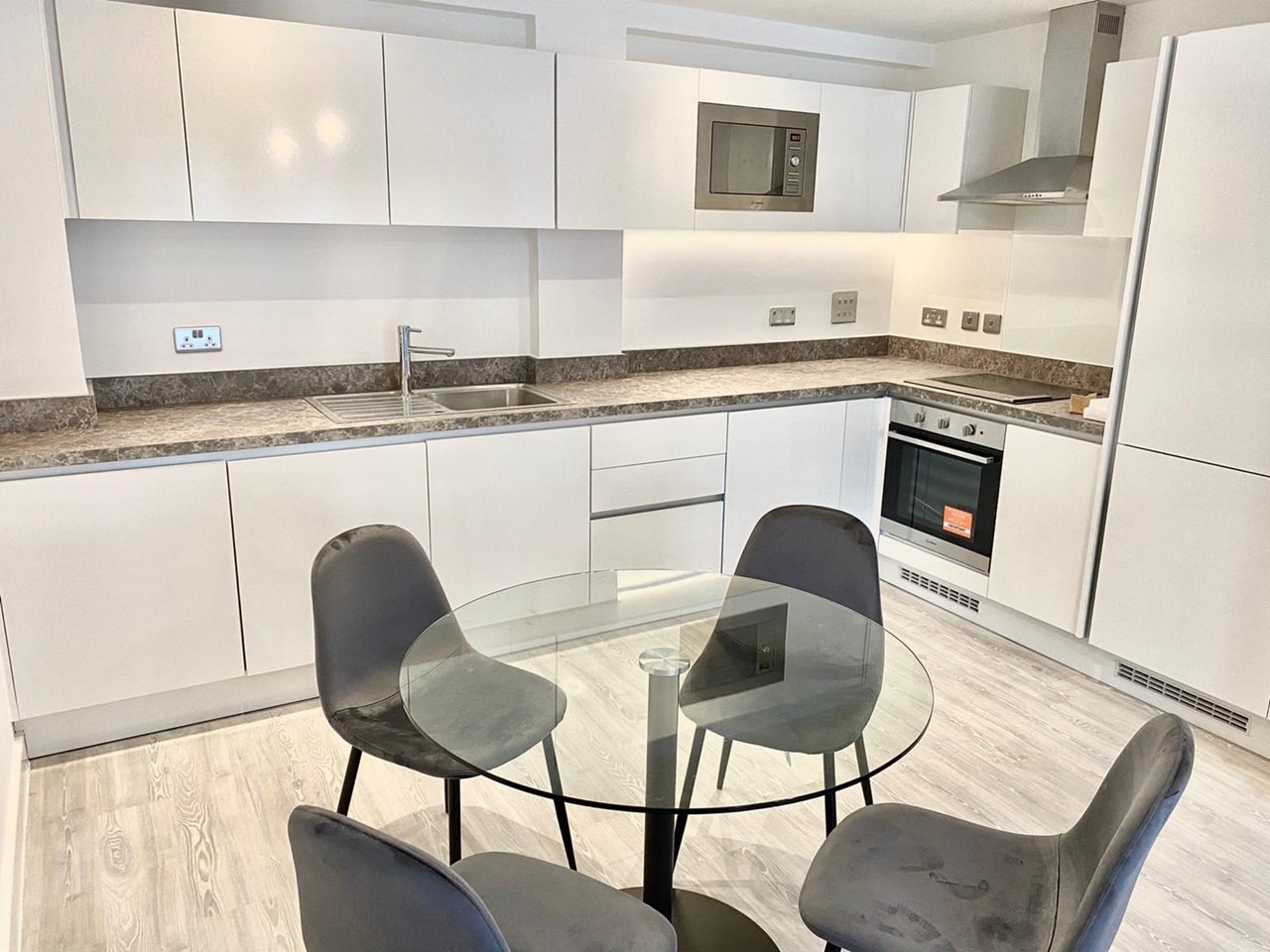 1 Bed Flat, Middlewood Plaza, M5 photo 4