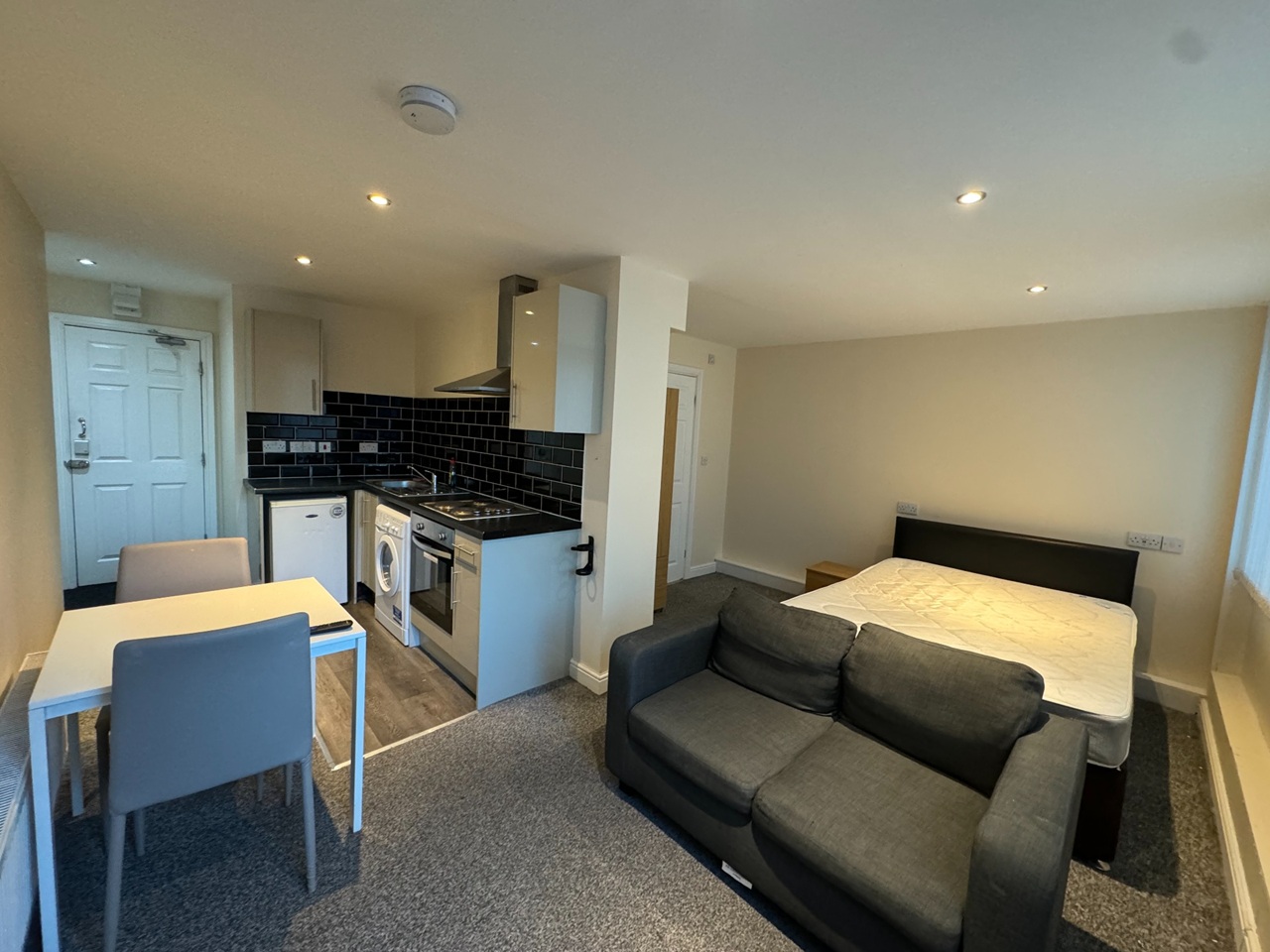 Doncaster - Studio Flat, Young Street, DN1 - To Rent Now for £525.00 p/m
