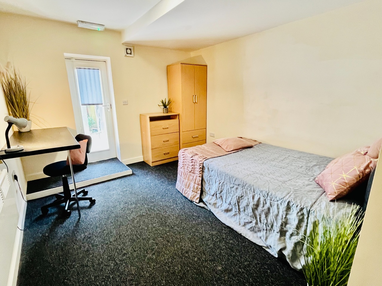 2 Bed Flat, Glossop Road, S10 photo 3