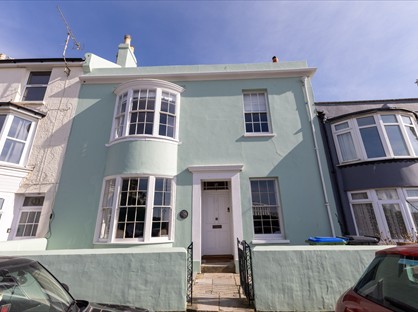 4 Bed Terraced House, West Street, PO21