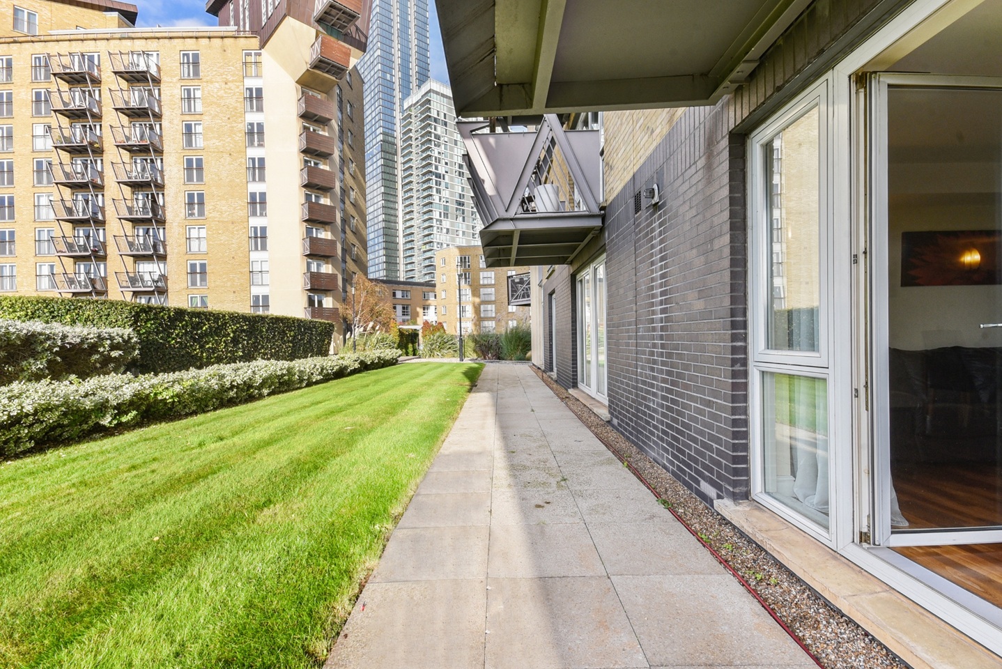 London - 2 Bed Flat, Pierpoint Building, E14 - To Rent Now for £2,650. ...
