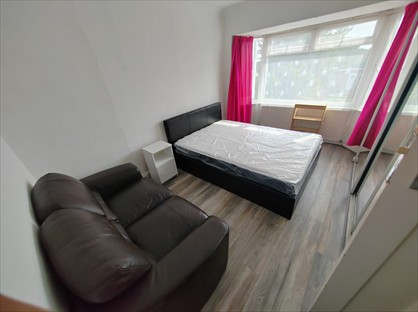 Room in a Shared House, Central Avenue, TW3