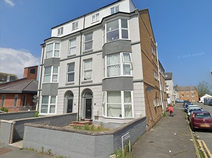 2 Bed Flat, South Parade, LL22