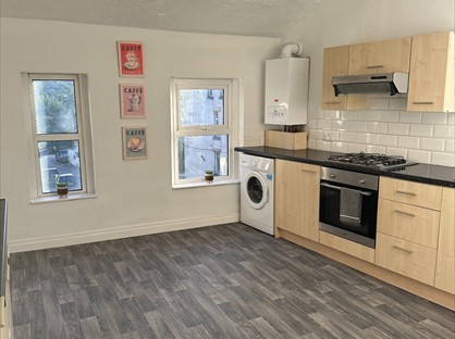 2 Bed Flat, Bradford Road, LS28