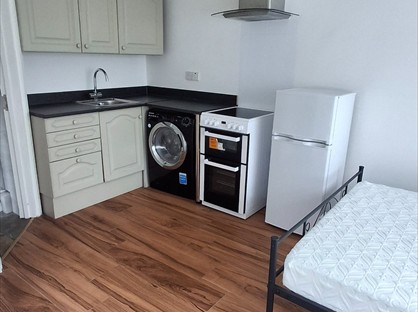 Studio Flat, Hersham, KT12