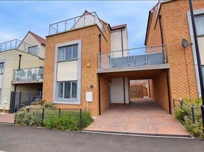 3 Bed Detached House, Featherwood Avenue, NE15