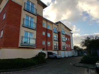 2 Bed Flat, Winterthur Way, RG21