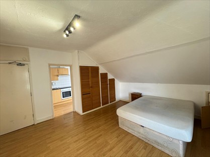 Studio Flat, Hanworth Road, TW3