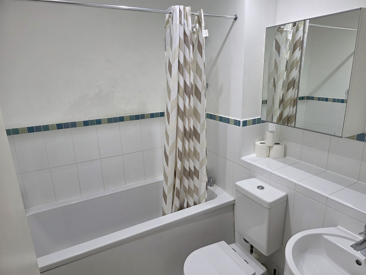 3 Bed Semi-Detached House, Drake Way, RG2