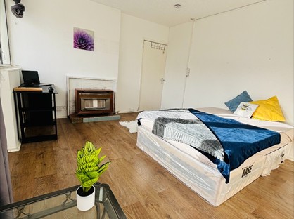 Room in a Shared Flat, Couples Allowed, W9