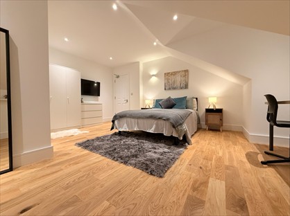 Room in a Shared House, Far Way, RM11