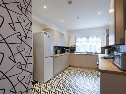 Room in a Shared House, Romer Road, L6