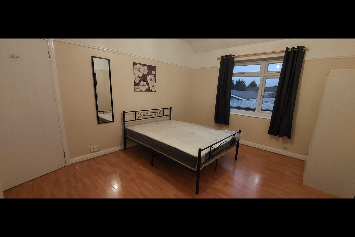 3 Bed Flat, Littleton Road, M7 photo 2
