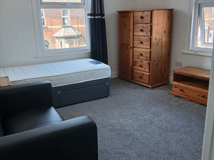 Studio Flat, Cross Street, LL11