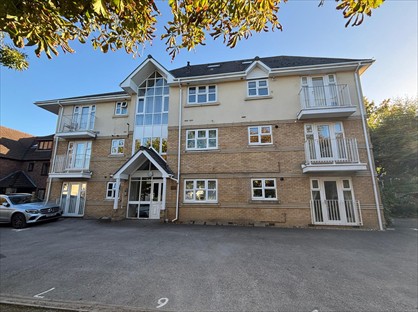 2 Bed Flat, Gloucester Court, RH1