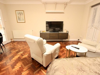 Studio Flat, Hertford Court, N13