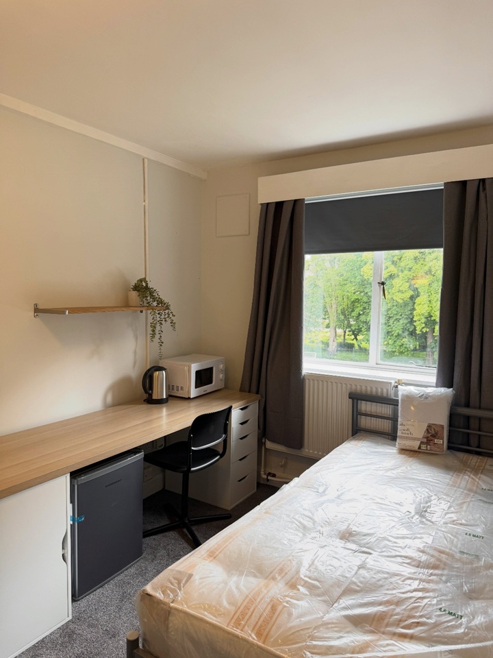 Room in a Shared House, Demesne Road, M16