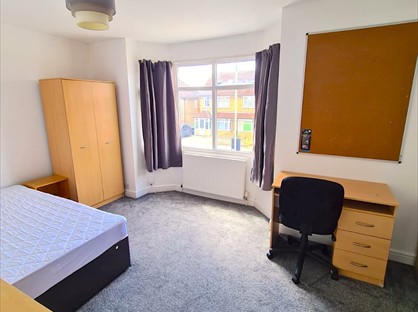 4 Bed Terraced House, Cricket Road, OX4