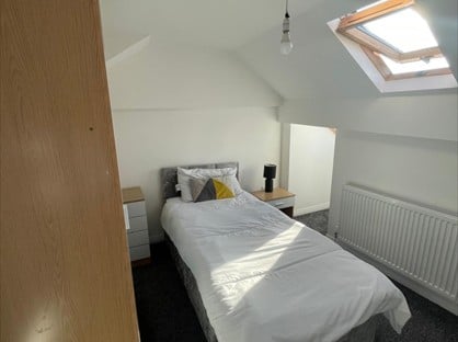 Room in a Shared House, Broadway, OL9