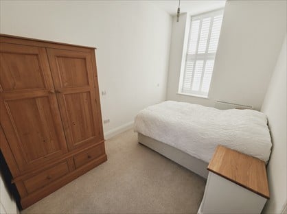 Room in a Shared House, The Hamptons, TA4