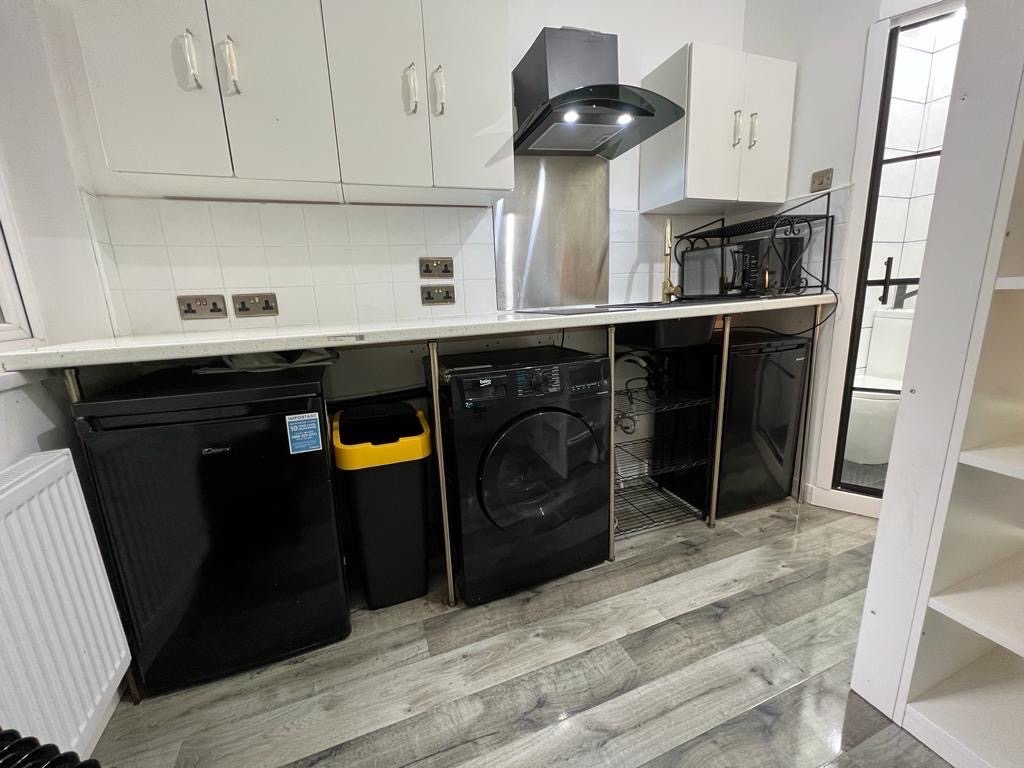 Studio Flat, Victoria Park, M14 photo 2