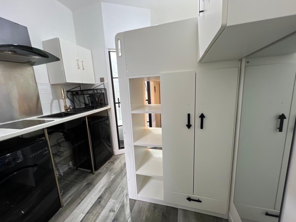 Studio Flat, Victoria Park, M14 photo 3