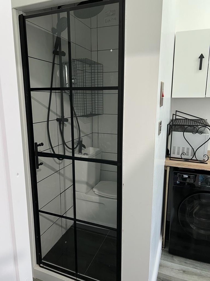 Studio Flat, Victoria Park, M14 photo 3