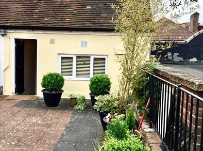 1 Bed Maisonette, High Street, KT22