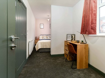 Room in a Shared House, Broad Street, M24