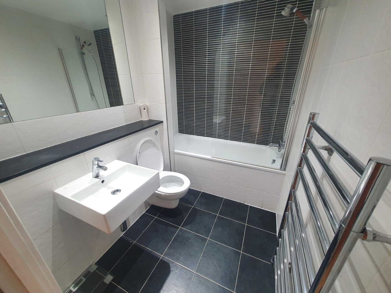 1 Bed Flat, Bute Terrace, CF10 photo 2
